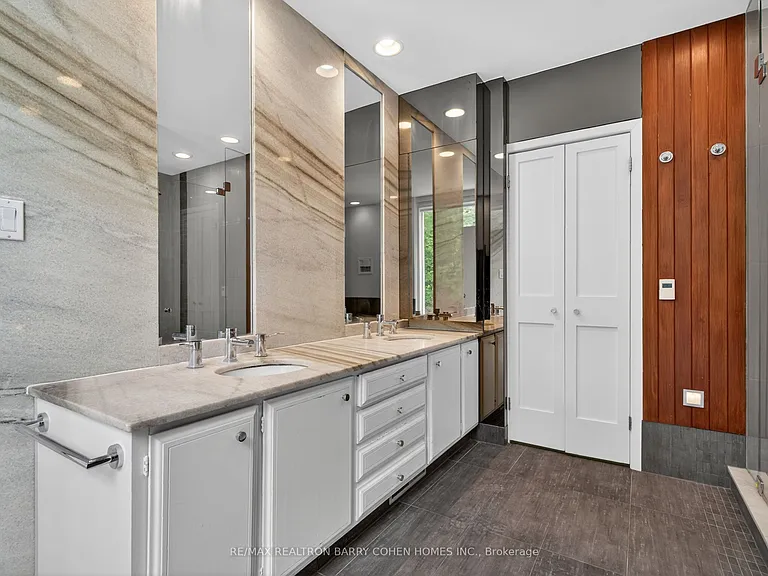 21 Tudor Gate — Photo 18