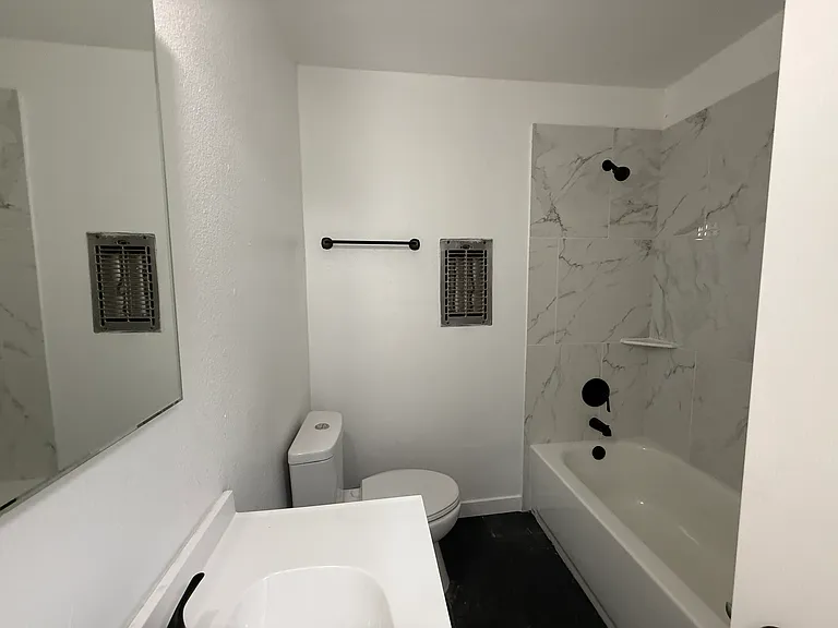 6737 Woodman Ave #7 — Photo 9