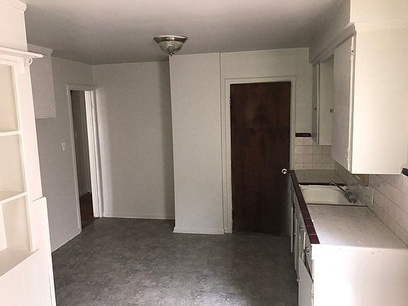 5th image of 19428 Blackstone St
