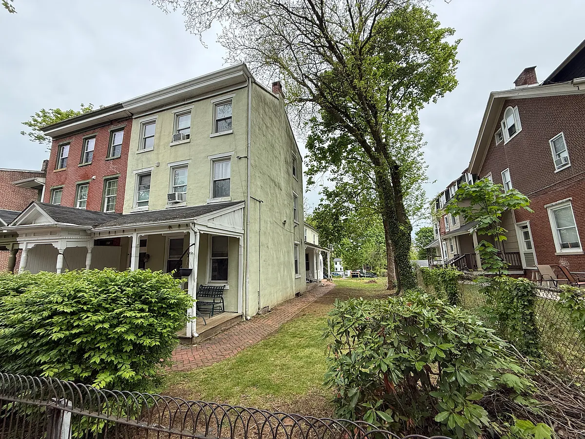 Building Photo - 223 S Walnut St #1