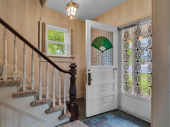 4th image of 301 Metoxet St
