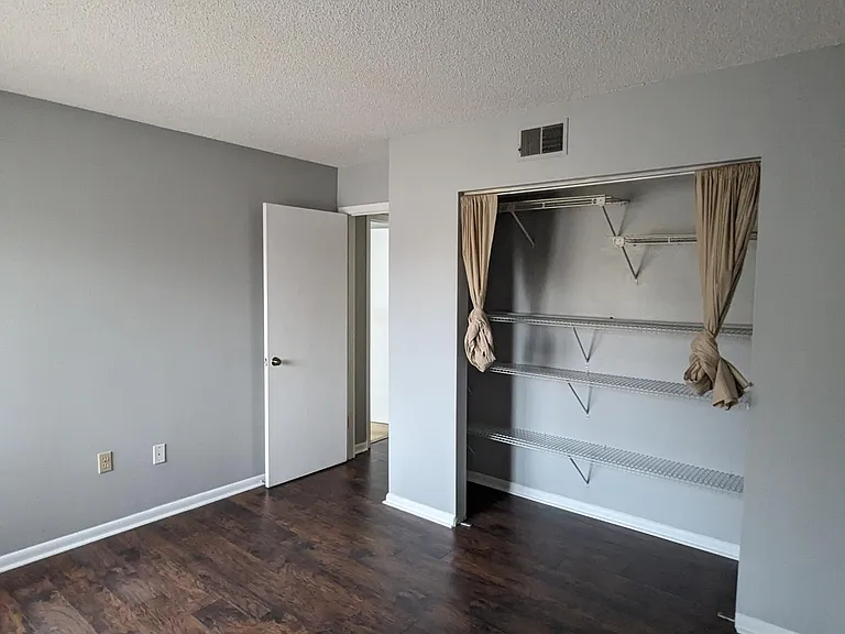 5229 Vineland Rd — Photo 18