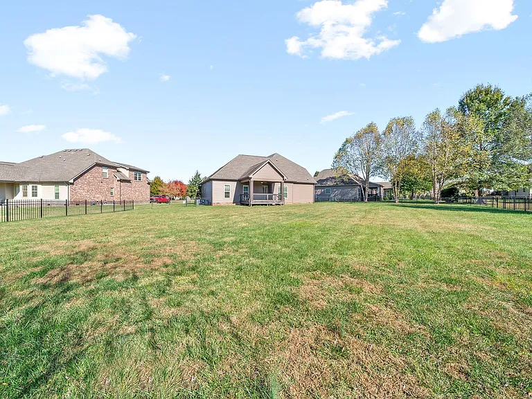 126 Parkland Cir — Photo 36