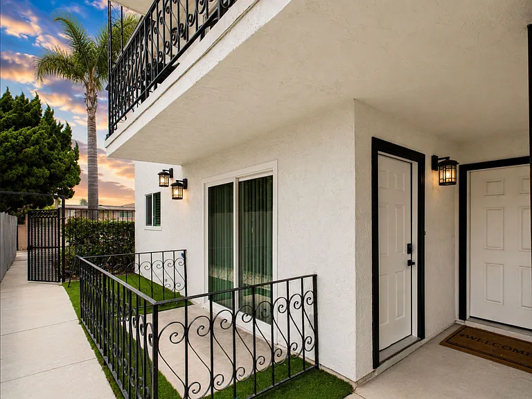 1043 Law St — Photo 3