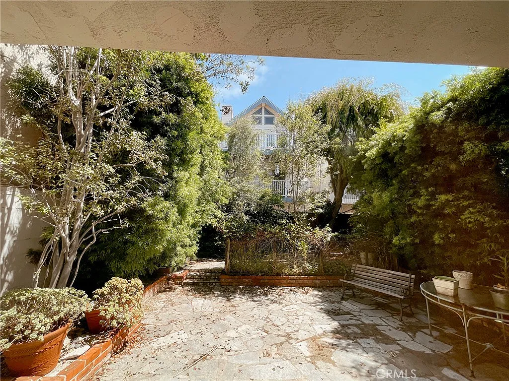 3 bed, 1351 sqft, $5,950 — Photo 3