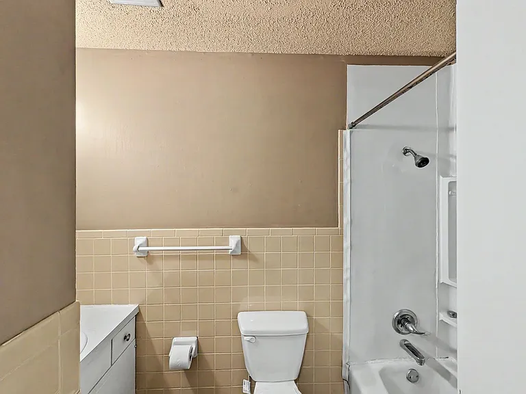 16 Evesham Ln — Photo 15