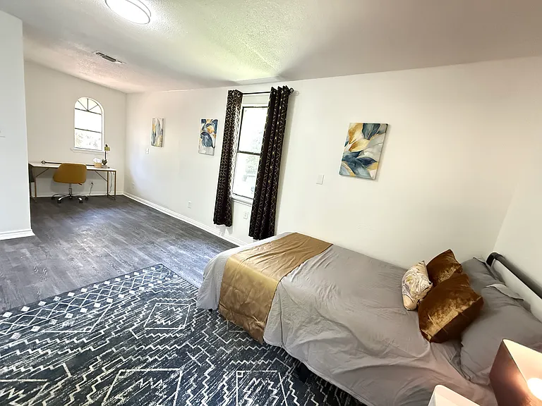 2111 Lamar St #B — Photo 2