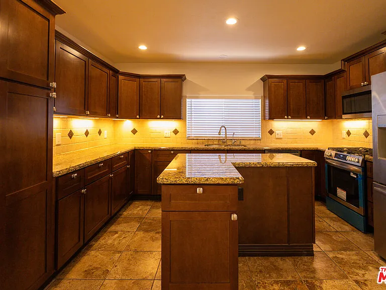 5766 Newcastle Ave — Photo 7