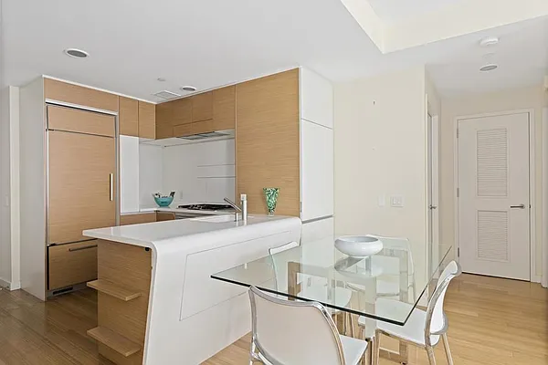 Sold by R New York | media 2