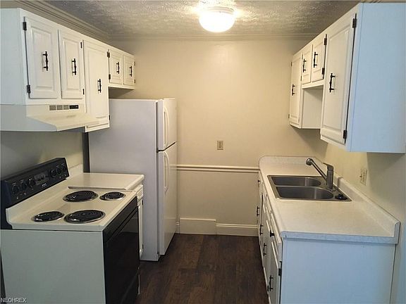 3rd image of 913 Constitution Ave APT 8