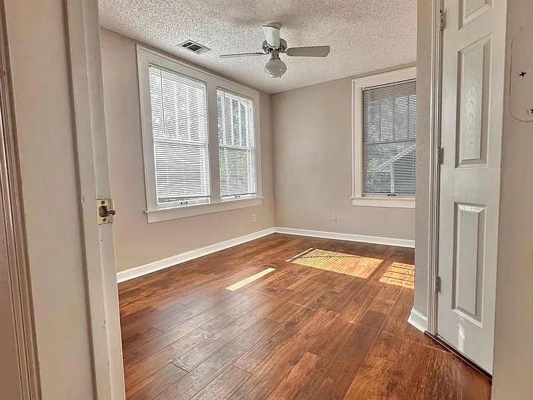 421 E Amelia St #B — Photo 9