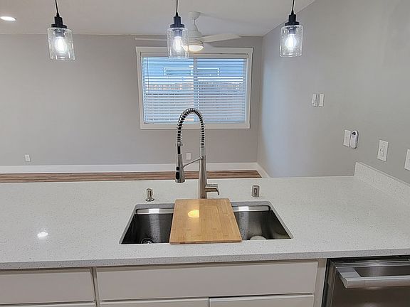 3rd image of 407 SE 117th Ave