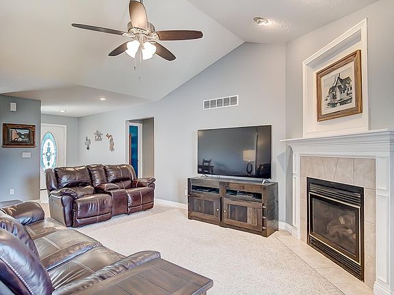 2nd image of 525 Sunset Dr