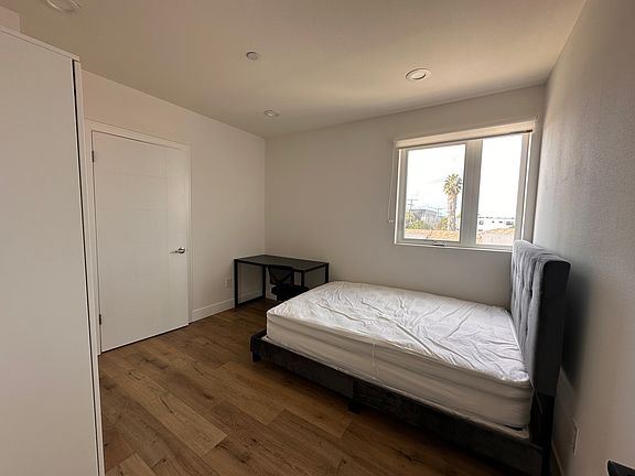 5th image of 1543 W 37th Pl #303