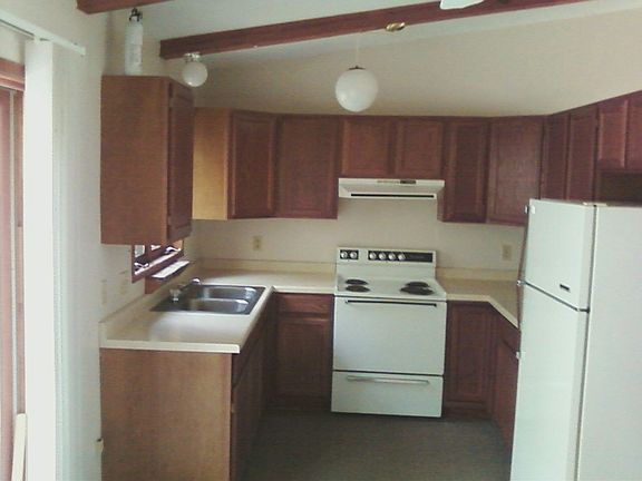 4th image of 823 Doberman Ct SE #202