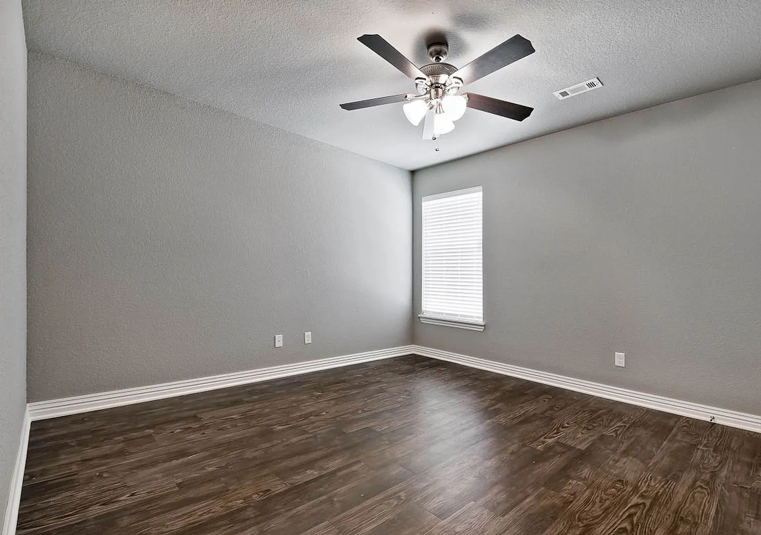 For Lease - Lowell Single Family House. — Photo 3
