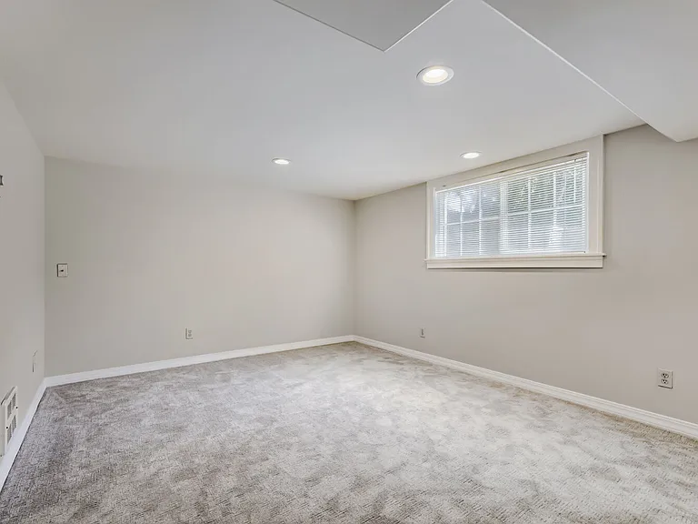 2552 57th Ave SW — Photo 13