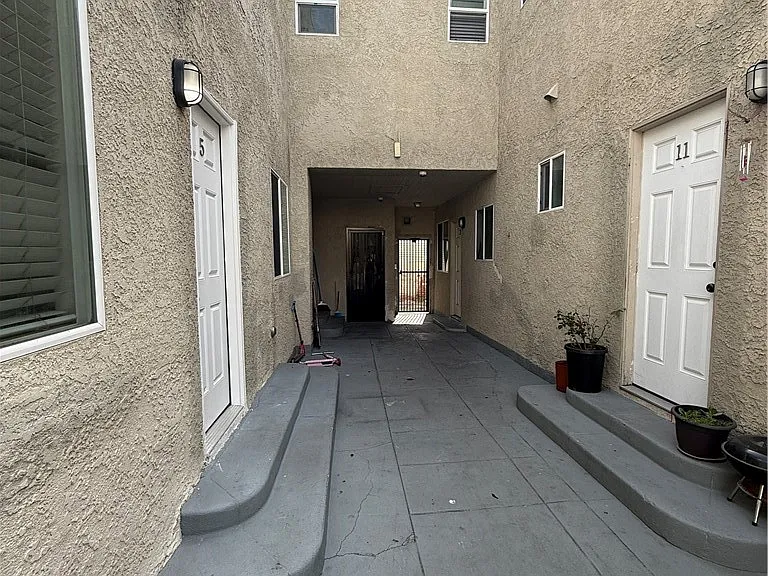 2284 Long Beach Blvd — Photo 13