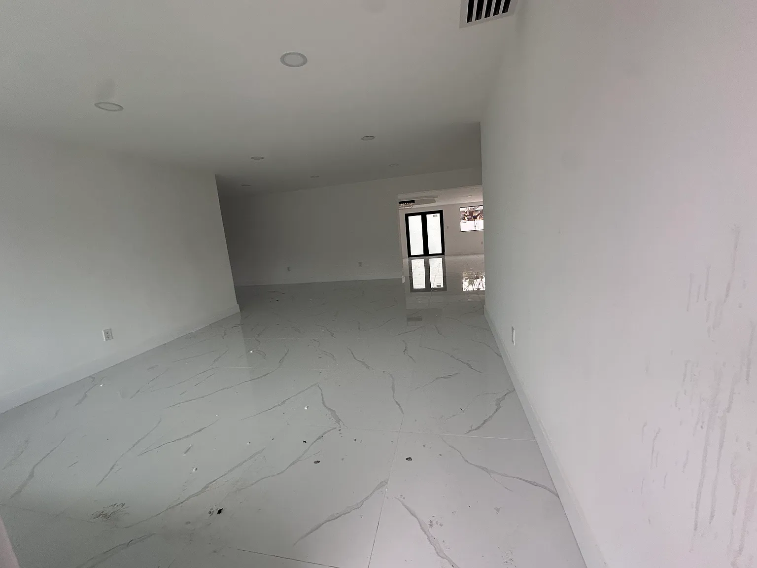 5 bed, 2565 sqft, $4,700 — Photo 2