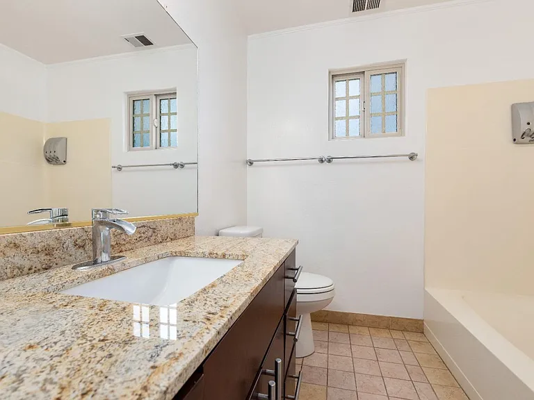 3010 Southlake Dr — Photo 8