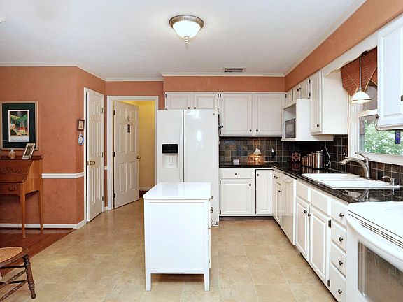 4th image of 521 Scarborough Dr
