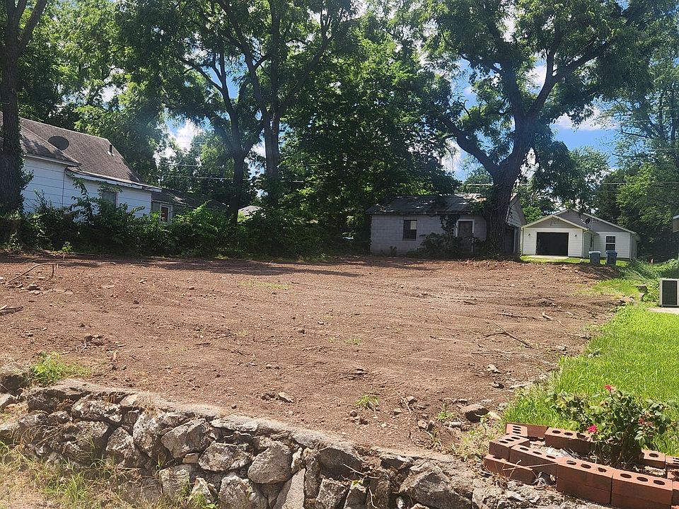 2nd image of 322 N Maple Ave