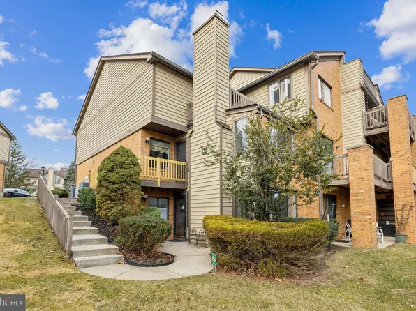 810 Augusta Cir, Mount Laurel, NJ 08054