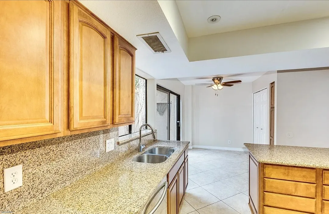 3 bed, 2.5 bath, 1987 sqft, $2,400 — Photo 4