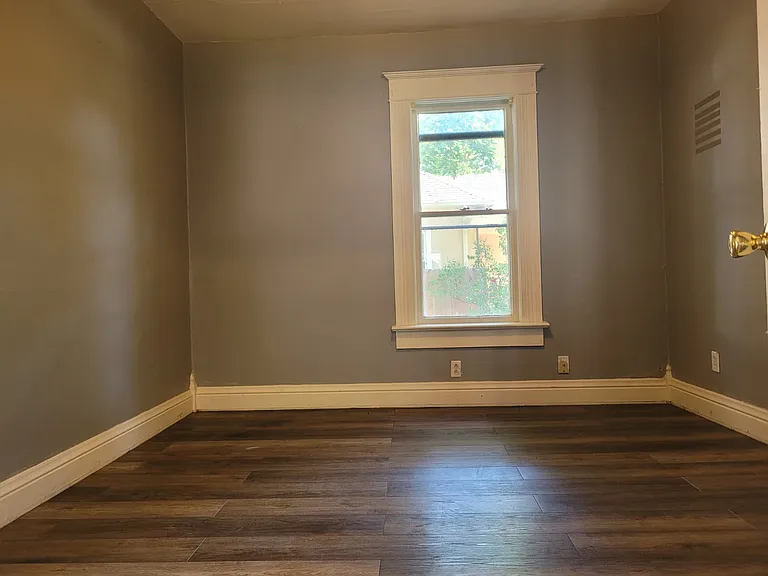 1124 W Koenig St — Photo 2