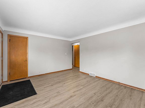 5th image of 214 14th Ave N