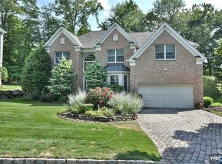 39 Stonewall Ct, Woodcliff Lake, NJ 07677