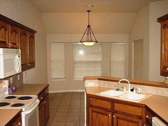 3rd image of 3015 Parker Dr