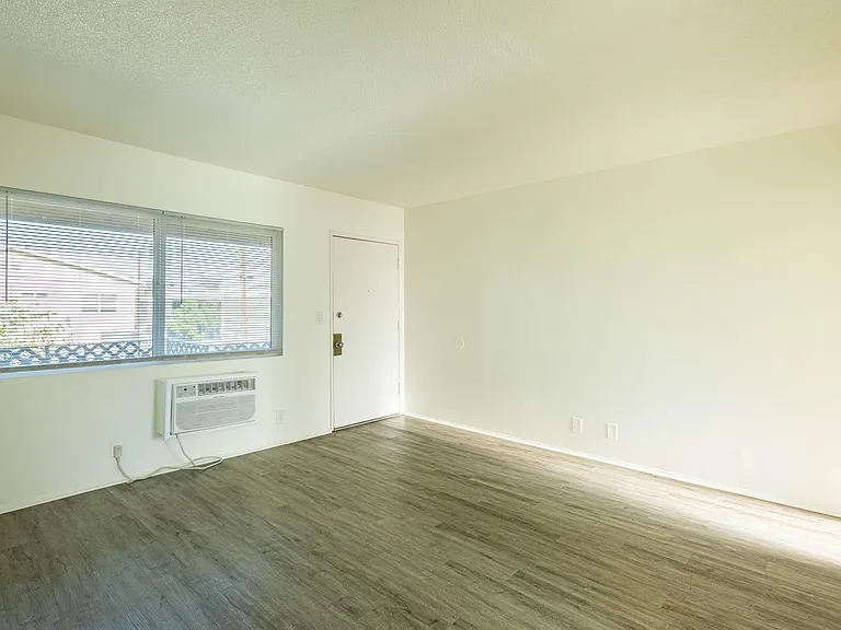 Laurel Cyn 6820 — Photo 12