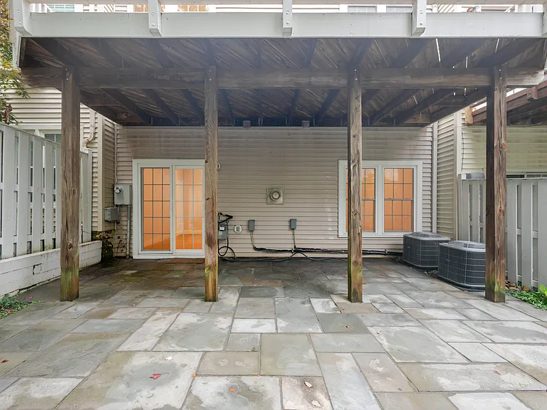2714 Earls Ct — Photo 36