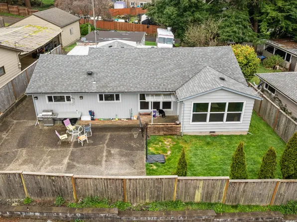 1657 Ocean Ter, Coos Bay, OR 97420