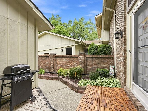 5th image of 33 Kirks Ct