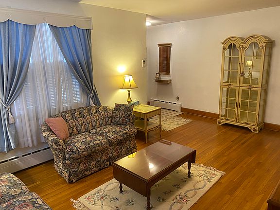 Family room - opposite corne