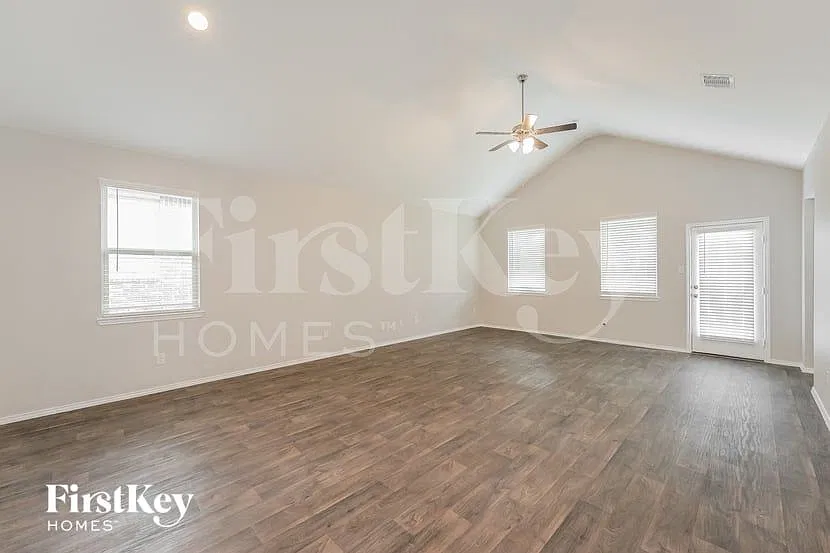 4 bed, 2.0 bath, 2124 sqft, $2,100 — Photo 2