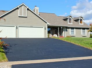 17921 Cherokee Dr, Spring Lake, MI 49456