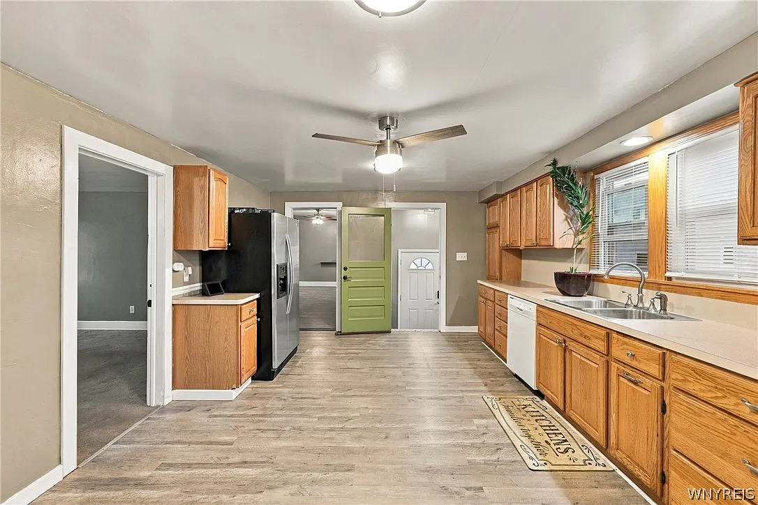 4 bed, 2.0 bath, 1685 sqft, $1,900 — Photo 4
