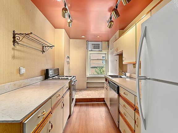 5th image of 25 E End Ave #3A