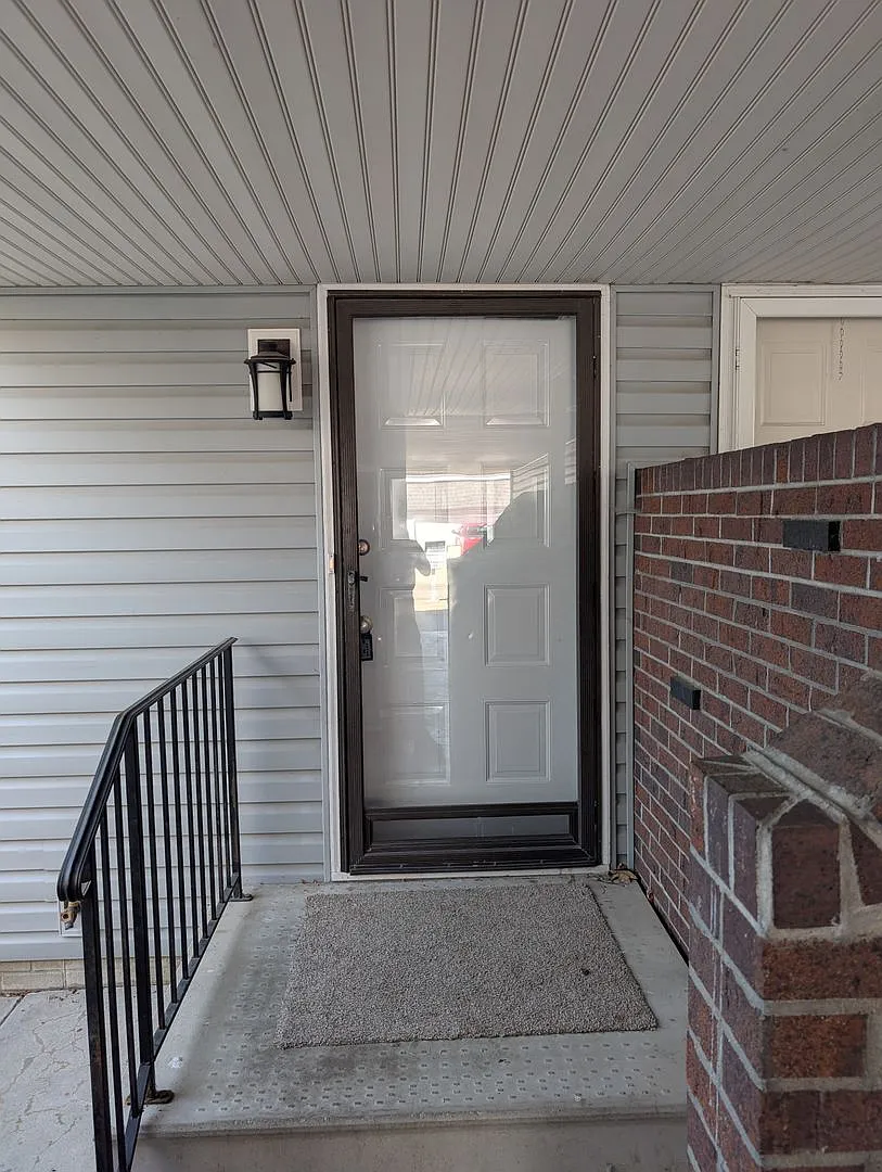 Fully Updated 3 Bedroom 3 Bath Townhouse with 2 Stall Attatched Garage — Photo 3