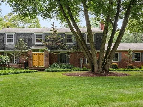 2366 N Short Hills Dr, Akron, OH 44333