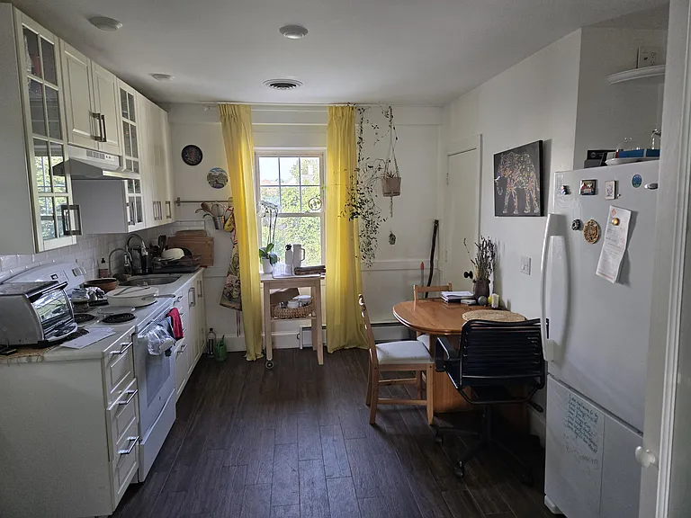 122 Hawthorn St #2 — Photo 12