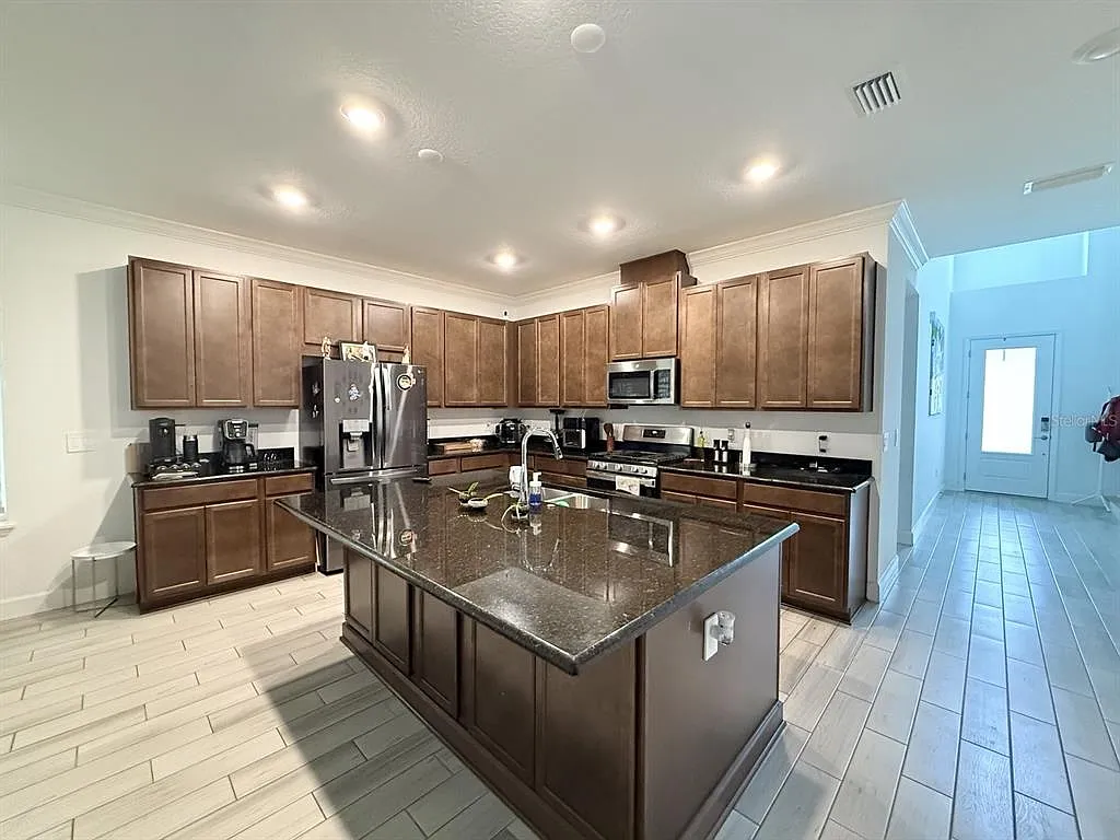 5 bed, 4.5 bath, 2569 sqft, $3,900 — Photo 4