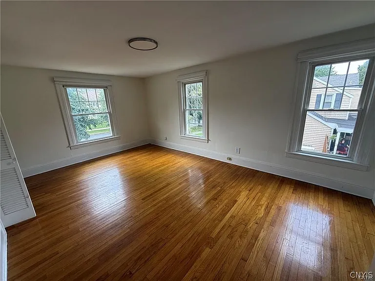 221 Thompson Blvd — Photo 8