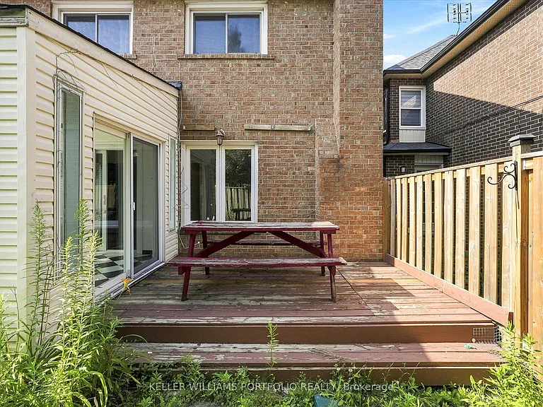 73 Jessica Gdns — Photo 49