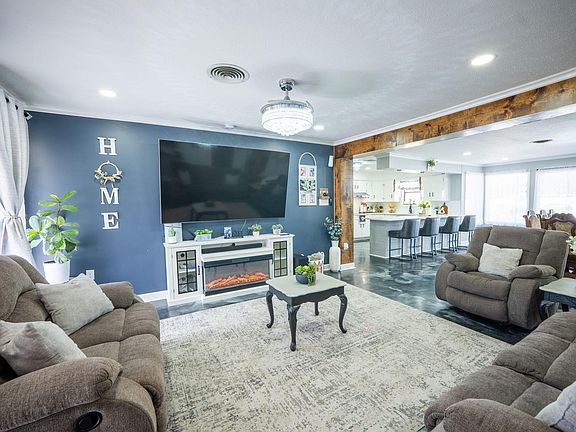 4th image of 242 Spring St