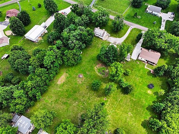 3rd image of 702 Howard Rd
