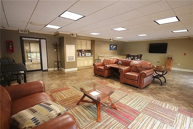 1 bed, 1.0 bath, 676 sqft, $1,300 — Photo 2